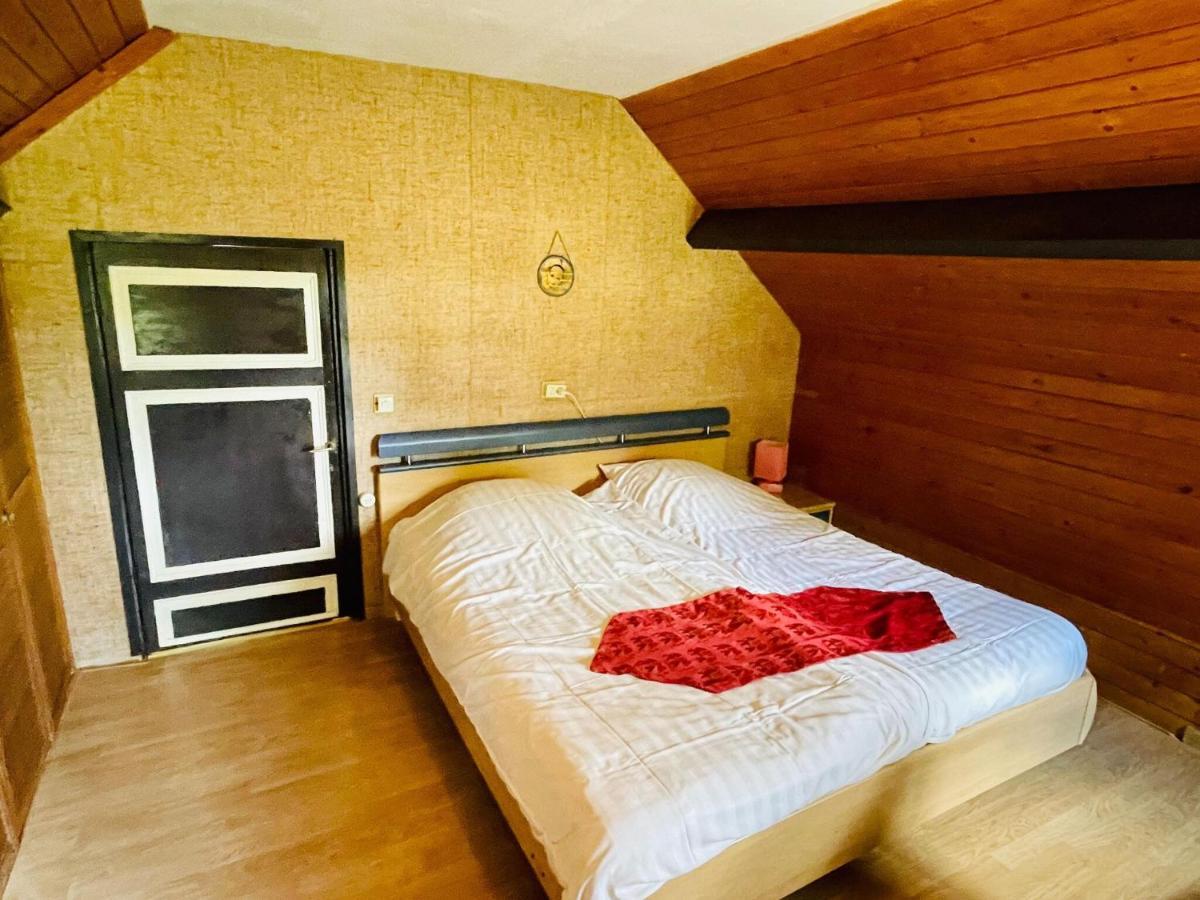 Magnificent Farmhouse In Sint Joost エクステリア 写真